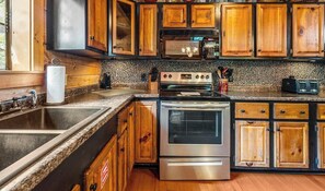 Cabin, 4 Bedrooms | Private kitchen | Fridge, microwave, oven, coffee/tea maker