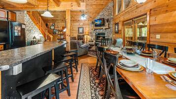Cabin, 4 Bedrooms | Dining