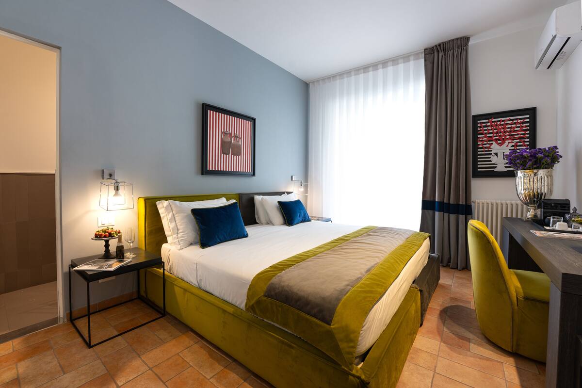 Habitación doble Confort, 1 habitación, baño en la habitación, vista a la ciudad | Sábanas de algodón egipcio, ropa de cama de alta calidad y edredón