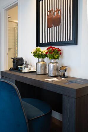 Deluxe Quadruple Room, 1 Bedroom, Ensuite, City View (Camera 2) | Room amenity - Le Mummarelle 20 (Naples)