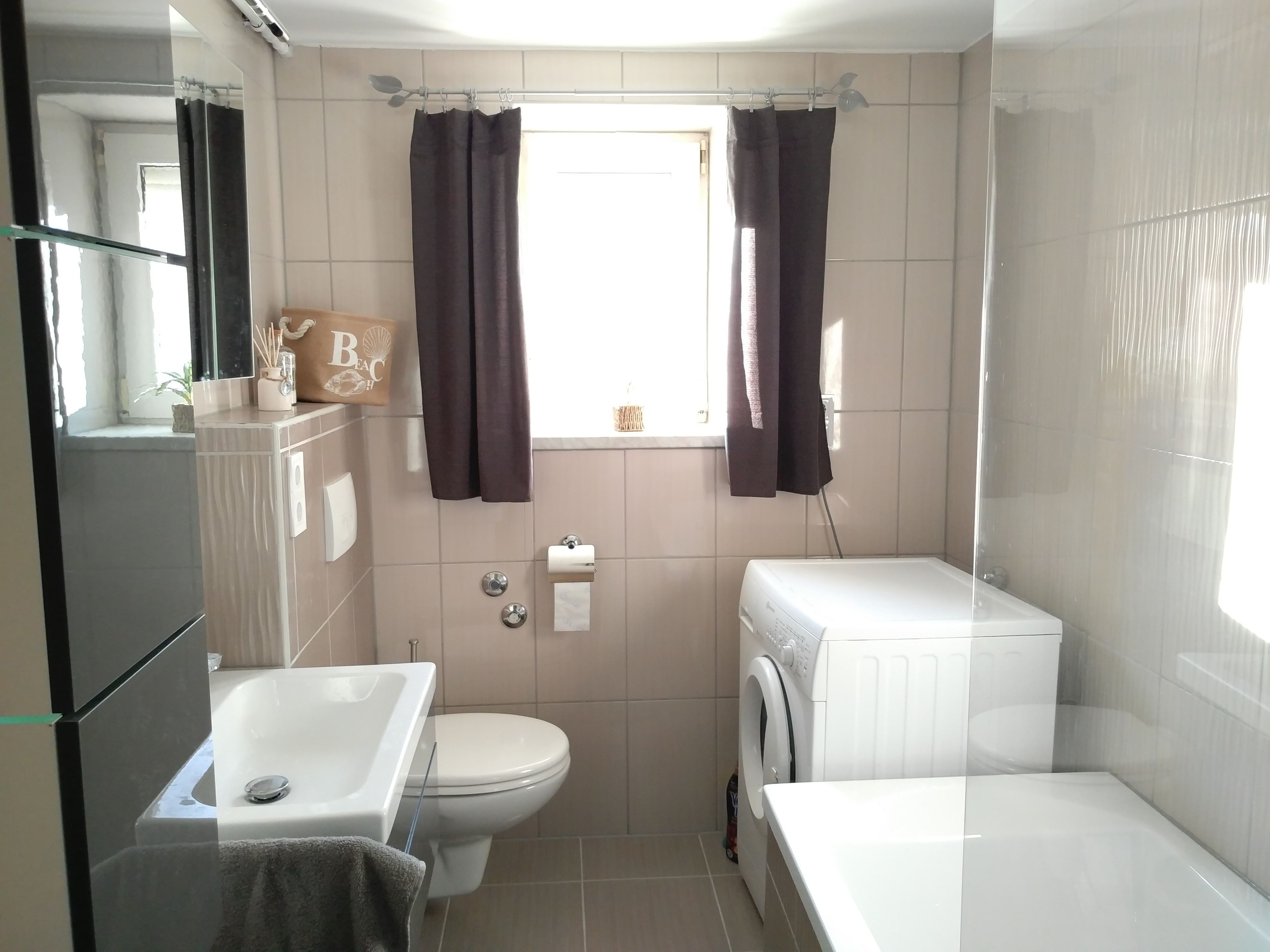 House | Bathroom | Separate bathtub and shower, free toiletries, hair dryer, towels