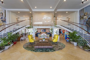 Hotel entrance and lobby at Havana Cabana at Key West 