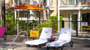 室外游泳池，日光浴躺椅