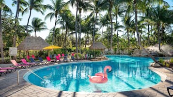 Een buitenzwembad, ligstoelen bij het zwembad