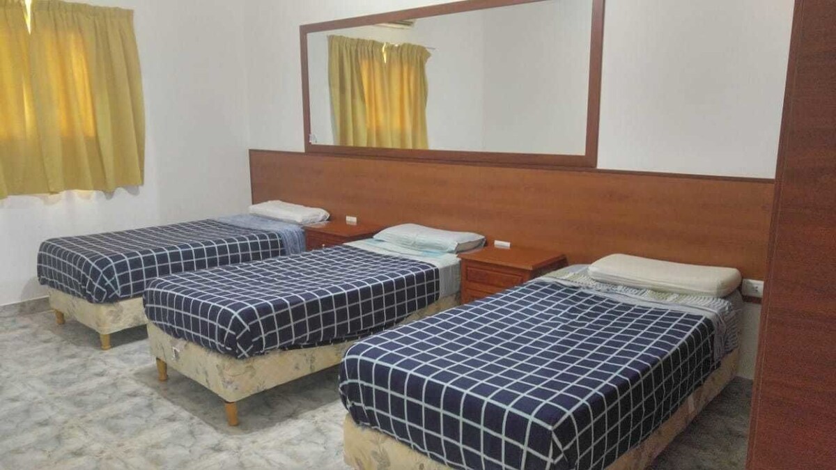 Habitación triple, 3 camas individuales | Tabla de planchar con plancha, wifi gratis, ropa de cama