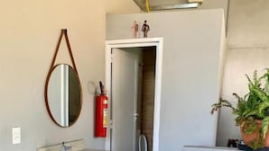 Un bany modern amb un rentapins, un mirall i un petit safataixa.
