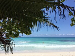 Playa privada, arena blanca, toallas de playa
