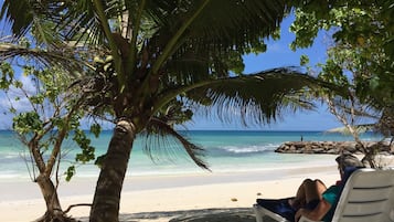 Playa privada, playa de arena blanca y toallas de playa