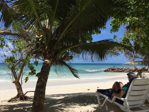 Playa privada, arena blanca, toallas de playa