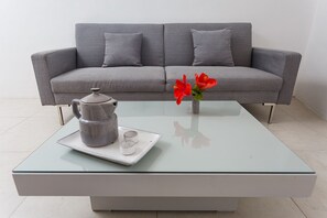 Familjerum - 2 sovrum | Vardagsrum | 40-tums smart-tv med kabelkanaler, tv och Netflix