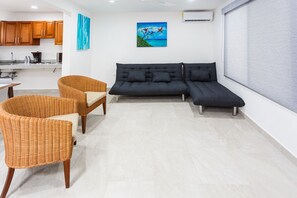 Familienzimmer, 2 Schlafzimmer | Wohnbereich | 40-Zoll-Smart-TV mit Kabelempfang, Fernseher, Netflix