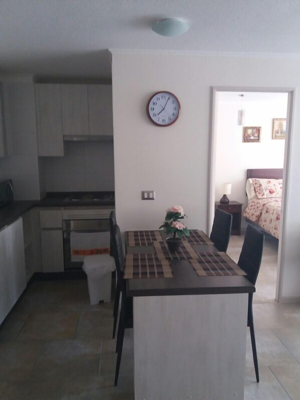 Refrigerador, horno, placa de cocina, utensilios de cocina