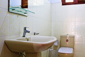 Family Apartment, 3 Bedrooms, River View, Lakeside | Bathroom | Shower, rainfall showerhead, free toiletries, hair dryer