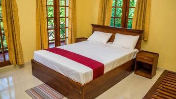 3 bedrooms, premium bedding, desk, iron/ironing board