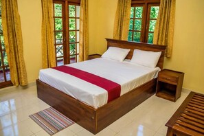 3 bedrooms, premium bedding, desk, iron/ironing board