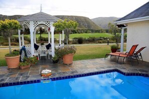 Outdoor pool, sun loungers - Mulligans Golf Lodge (Hermanus)