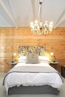 标准独立别墅, 4 间卧室 | 4 多间卧室、高档床上用品、加厚床垫、办公桌