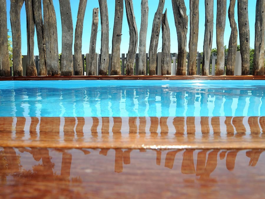 Utomhuspool, parasoller och solstolar