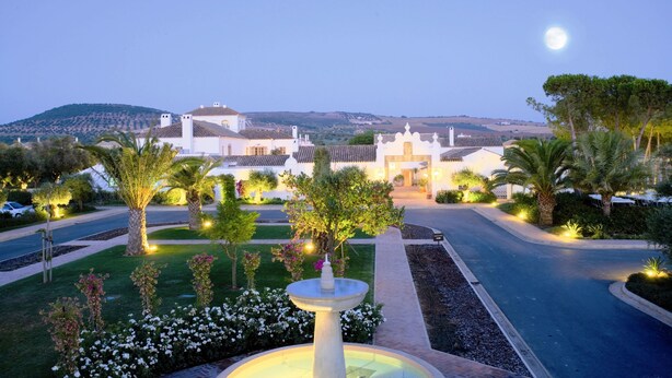 A well-maintained garden with a central fountain, palm trees, and a variety of shrubs. - Arcos Gardens Sol Rent Golf (Arcos de la Frontera)