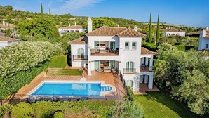 A two-story house with a swimming pool, surrounded by greenery and other houses. - Arcos Gardens Sol Rent Golf (Arcos de la Frontera)