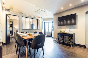 Loft (Vue Tour Eiffel ) | Peralatan tempat tidur premium, dihias secara berasingan 