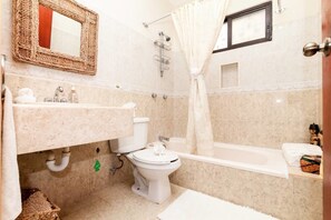 Casa Deluxe, 2 habitaciones | Baño | Regadera, amenidades de baño gratuitas, secadora de cabello, toallas 