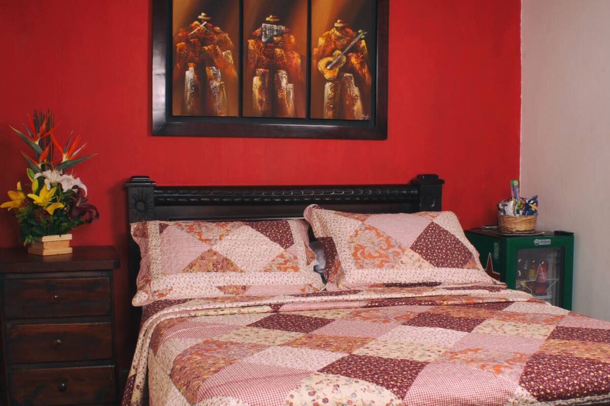 Quarto casal, 1 cama Queen | Roupas de cama premium, frigobar, cofres nos quartos