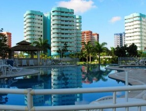 Una piscina al aire libre