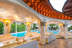 Poolside bar - Golden Pearl Hotel (Sunny Beach)