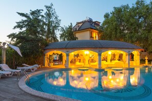 Een seizoensgebonden buitenzwembad