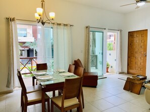 Standard-Apartment, 2 Schlafzimmer, Küche, Erdgeschoss | Essbereich im Zimmer