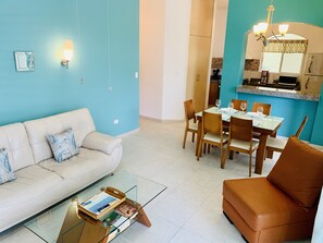 Condo standard, 2 quartos, cozinha, no piso térreo | Área de estar | TV de tela plana, DVD player