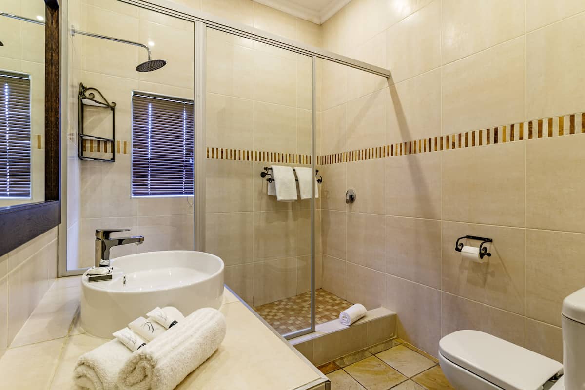 Een douche, een diep bad, een regendouche, gratis toiletartikelen