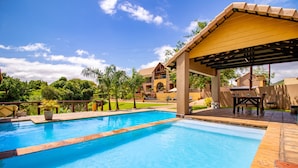 Piscina con cubierta de madera y zona de estar al aire libre.