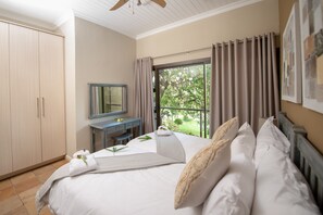 Unit E2 | Egyptian cotton sheets, premium bedding, pillowtop beds - Nkomazi Kruger Lodge (Nkomazi)