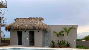 Leilighet – comfort, flere senger, ved stranden | Terrasse/patio