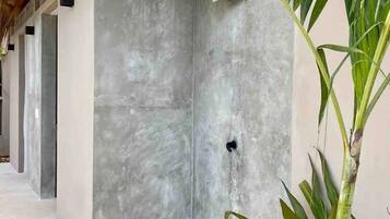 Condo Confort, varias camas, junto a la playa | Baño | Regadera y toallas