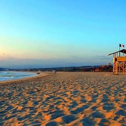 Playa en los alrededores, camastros, sombrillas y masajes en la playa