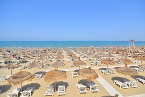 Private beach, beach bar - Sandy Beach Resort (Golem)