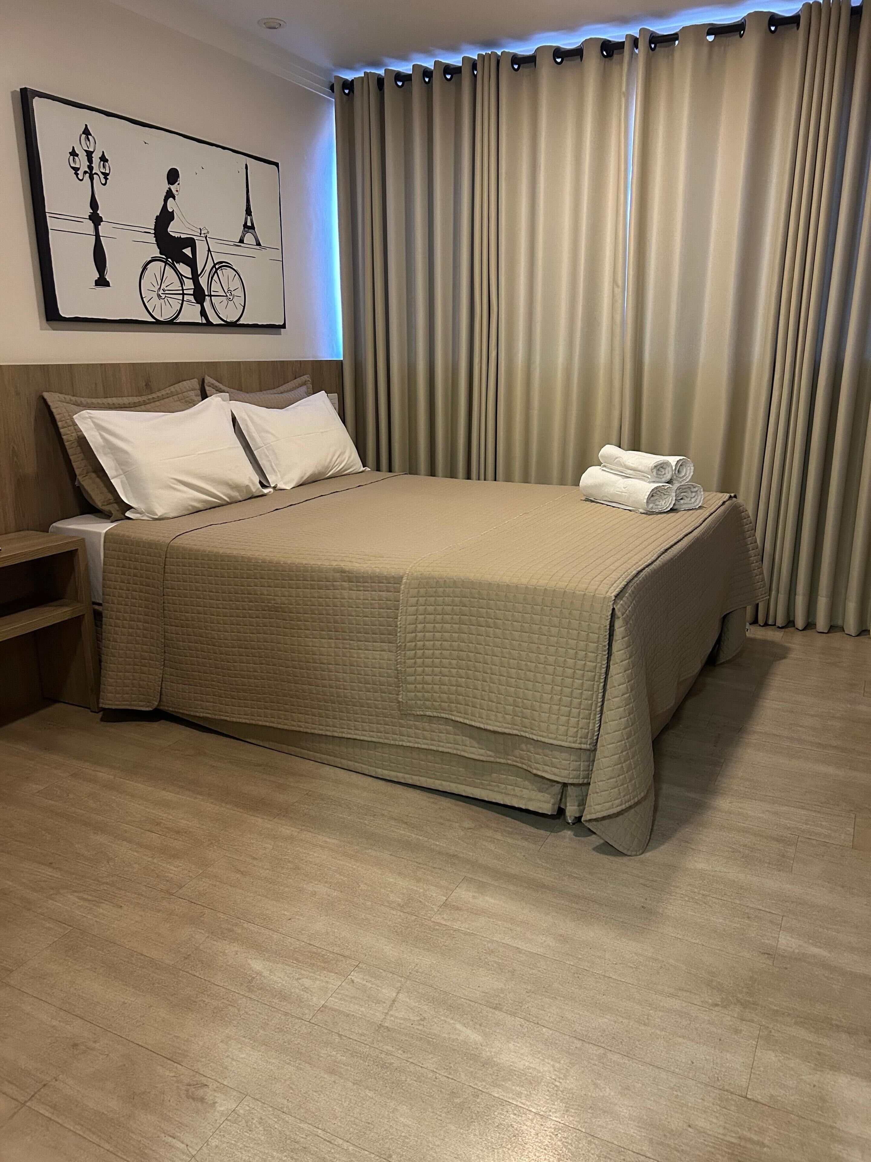 Quarto casal, 1 cama de casal | Frigobar, escrivaninha, berços grátis, Wi-Fi de cortesia