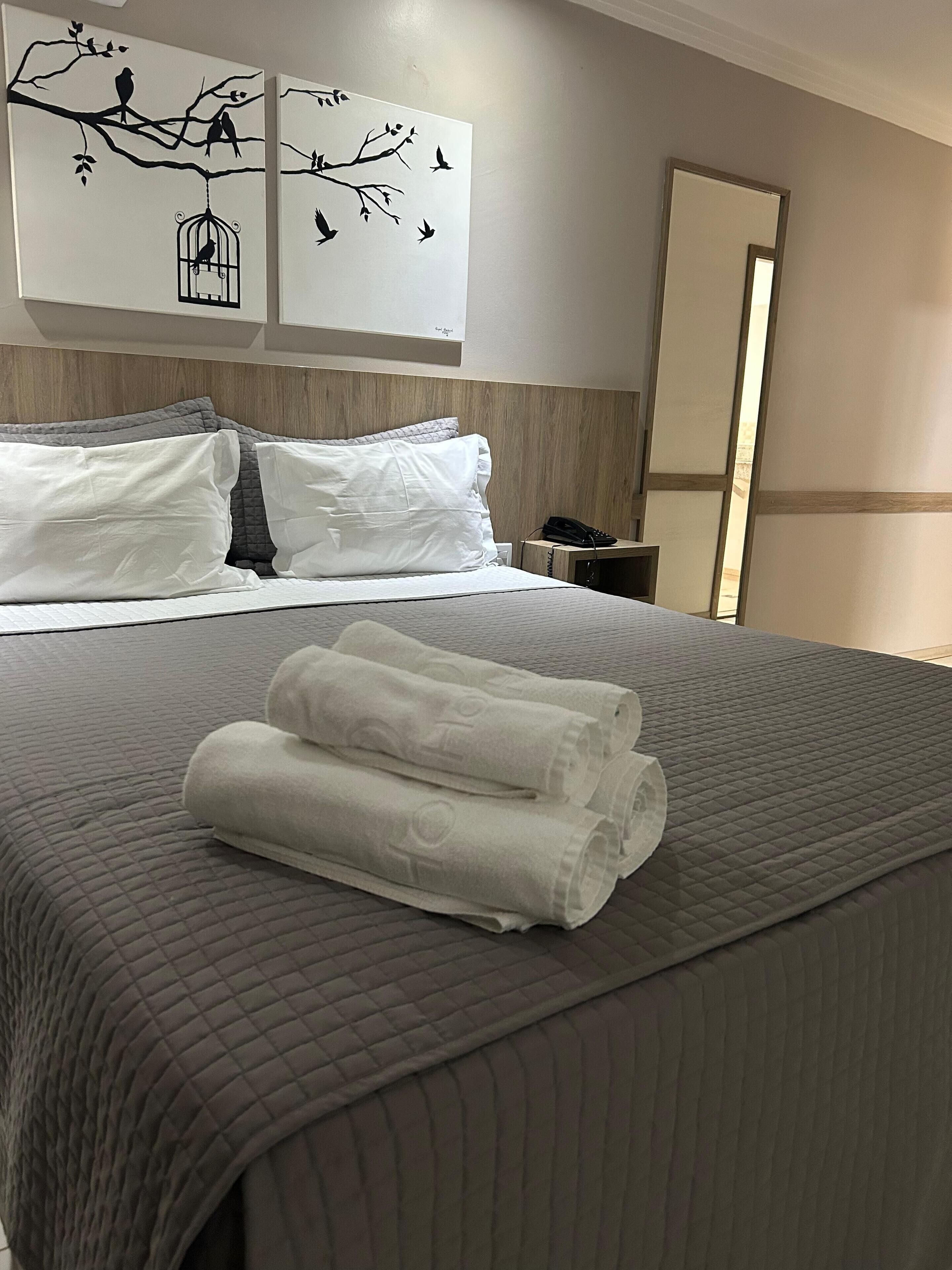 Quarto casal, 1 cama de casal | Frigobar, escrivaninha, berços grátis, Wi-Fi de cortesia