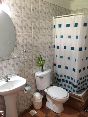 Cottage Standard, 2 camere da letto, 2 bagni | Bagno | Doccia, asciugamani