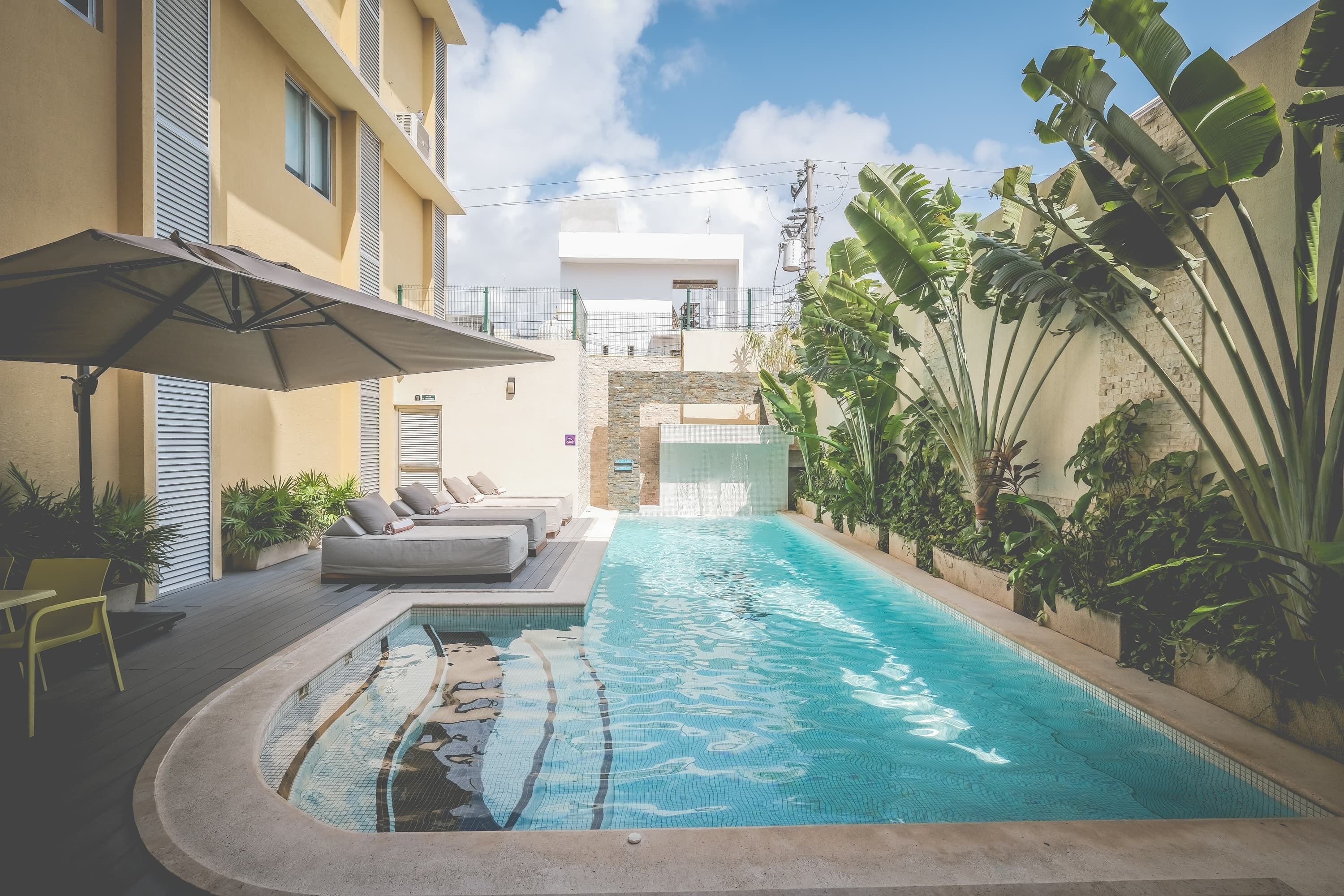 outdoor pool, open 7:00 am to 10:00 pm, pool loungers