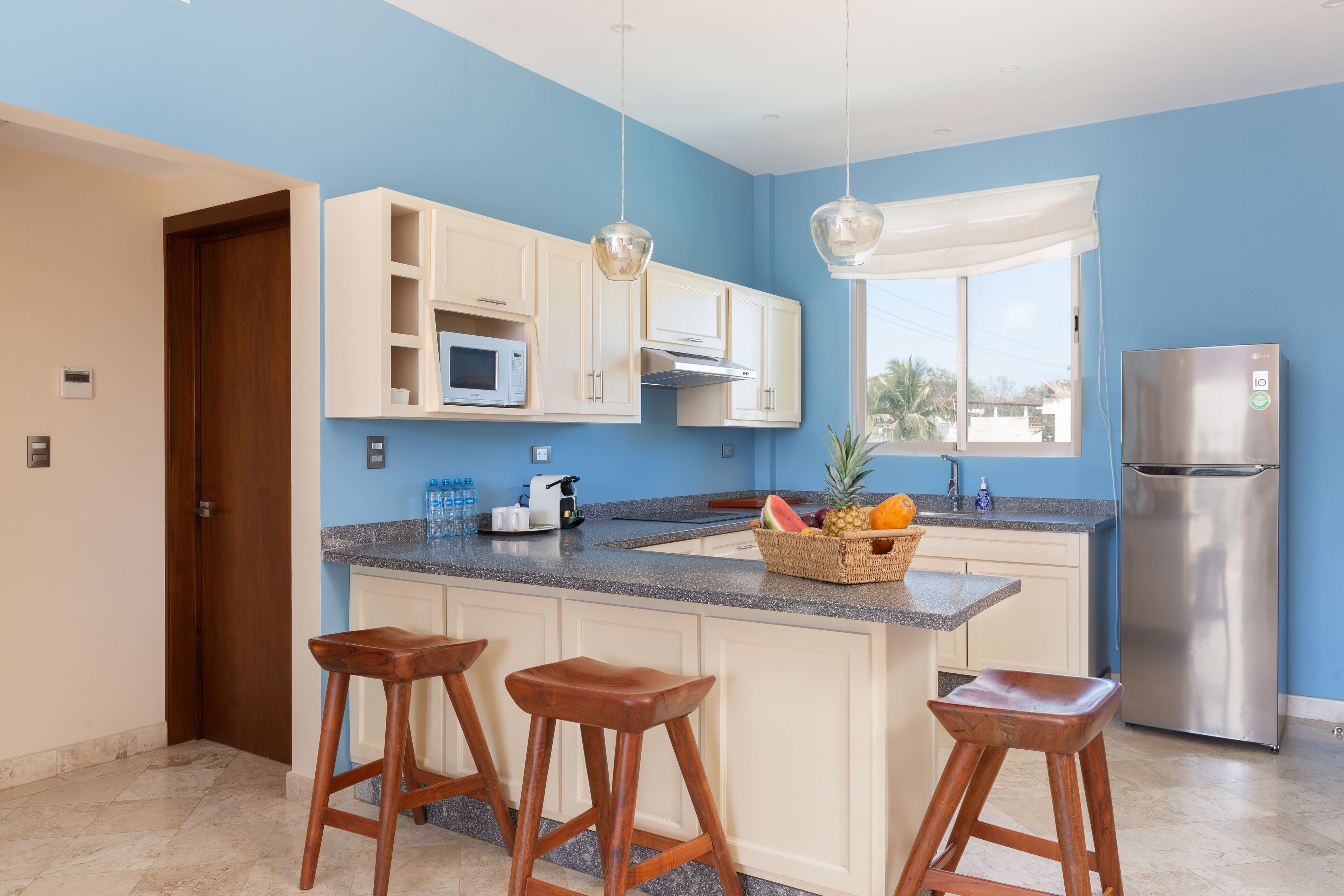 junior suite, 2 bedrooms, city view | private kitchen | microwave, coffee/tea maker