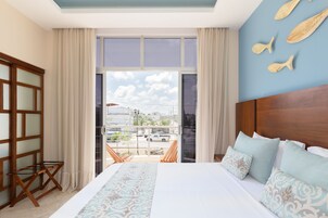 Une chambre d’hôtel avec un grand lit, une vue sur l’extérieur et une tête de lit en bois.