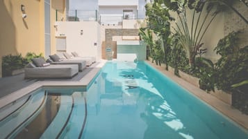 Piscine extérieure, chaises longues