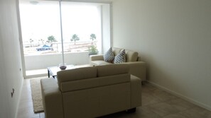 Appartement Familial, 2 chambres, terrasse | Salle de séjour | Télévision