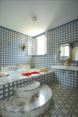 suite NANA | Badezimmer | Duschwanne, Komfortbadewanne, kostenlose Toilettenartikel, Haartrockner