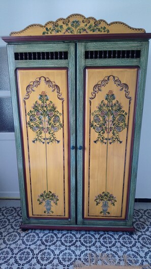 A wooden cabinet with floral carvings and a green trim. - Villa Les Palmes (Tunis)