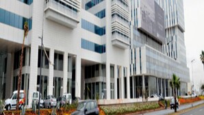 A modern building with multiple floors and large windows. - Casa Stay (Casablanca)